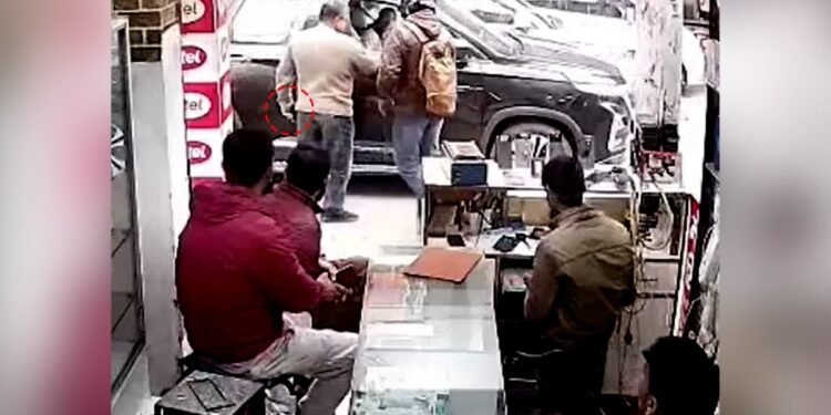 साइड मिरर टकराने पर हुआ विवाद, बाइक सवार युवक के सीने पर तानी पिस्टल, गुरुग्राम में खौफनाक रोड रेज