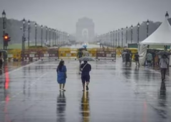 चार साल में सबसे ज्यादा जनवरी की बारिश, Delhi में तापमान गिरा और हवा हुई बेहद खराब