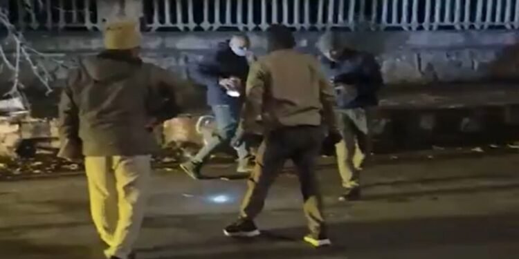 दिल्ली में एनकाउंटर… क्राइम ब्रांच ने तीन बदमाशों को किया अरेस्ट, तीनों के पैर में लगी गोली
