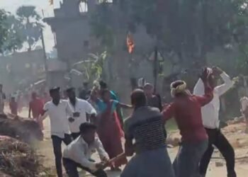 प्रेमिका को लेकर फरार हो गया प्रेमी, लड़का-लड़की के घरवाले आपस में भिड़े, जमकर चले ईंट-पत्थर