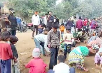 ओबेरॉय पैलेस की मिट्टी से निकला खजाना! बारिश की बूंदें पड़ीं तो चमक उठे 500 साल पुराने सोने के सिक्के, लूटने के लिए उमड़ पड़ा पूरा गांव