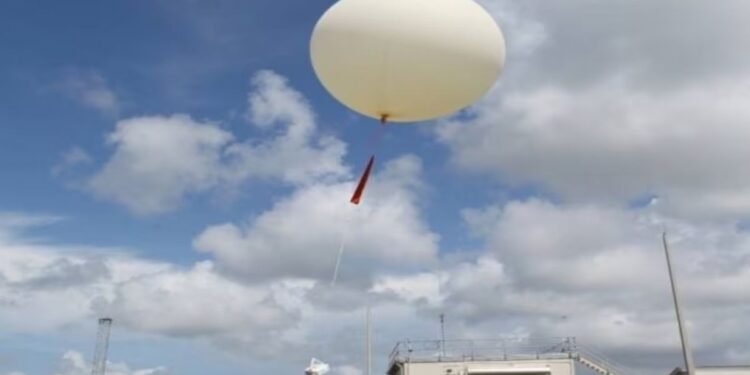 MP के गांव में आसमान से गिरा डिवाइस… ‘मलेशिया’ लिखा देख मची अफरा-तफरी, लोग खेतों की तरफ भागे