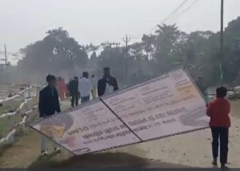 नीतीश कुमार की समृद्धि यात्रा के बाद मैदान बना ‘होर्डिंग बाजार’, लोगों में छीनाझपटी