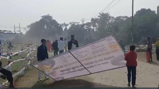 नीतीश कुमार की समृद्धि यात्रा के बाद मैदान बना ‘होर्डिंग बाजार’, लोगों में छीनाझपटी