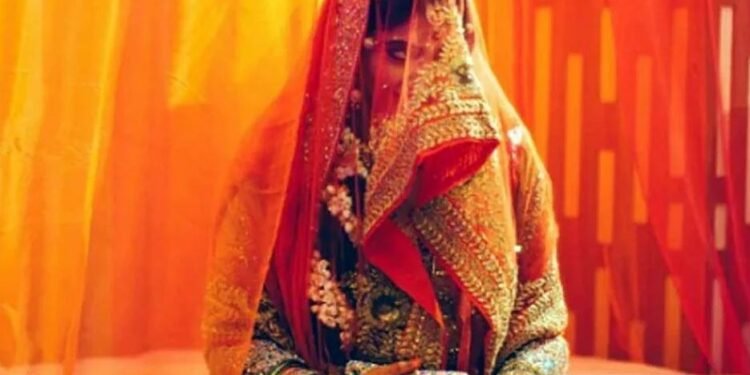 पति,सास को बेहोश कर गहने व नगदी लेकर होने वाली थी फरार, फिर…