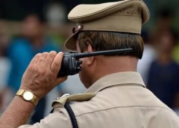 स्कूटी से जा रहे थे युवक-युवती, पुलिस ने रोका तो 12 लाख रुपये कैश मिले, दोनों को हिरासत में लेकर जांच शुरू