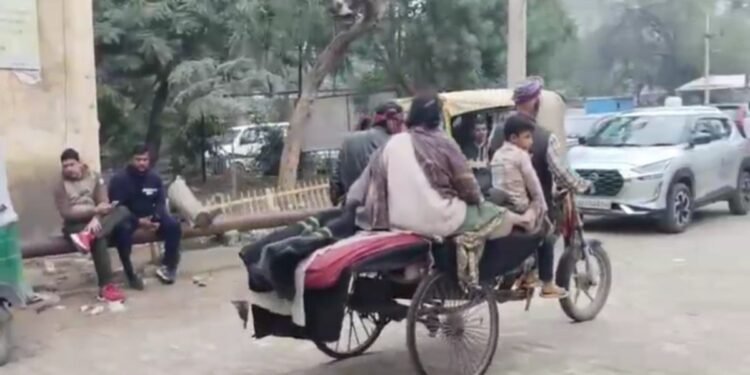 अस्पताल में टीबी से मौत, महिला के शव को नहीं मिली एंबुलेंस, ठेले पर ले गया पति