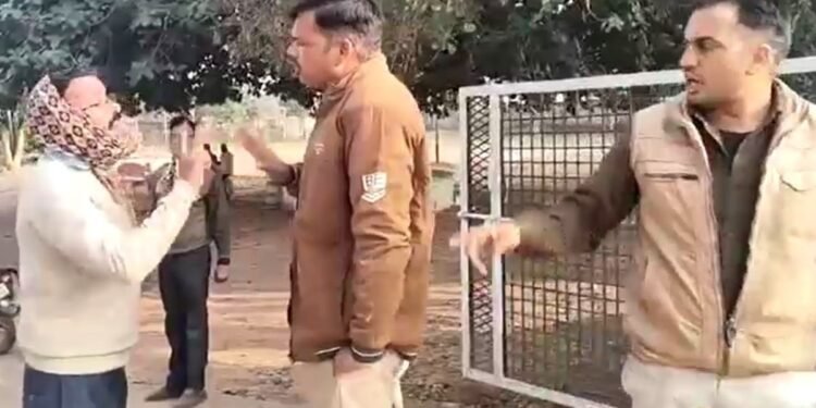 विधायक के भाई की पुलिस से भिड़ंत, बोले- तुम गाड़ी घर छोड़कर आओगे; कांस्टेबल का पलटवार- यहीं वर्दी उतार दूं?