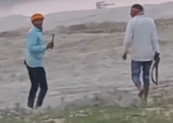 बेगूसराय में खुलेआम फायरिंग और हथियार लहराने का वीडियो वायरल, बालू माफिया पर FIR