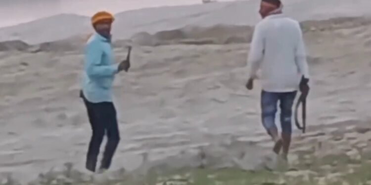 बेगूसराय में खुलेआम फायरिंग और हथियार लहराने का वीडियो वायरल, बालू माफिया पर FIR