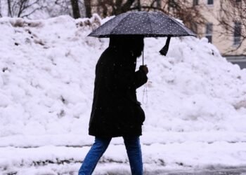 दिल्ली-पंजाब में बारिश, पहाड़ों पर बर्फबारी… बदलने वाला है मौसम का मिजाज