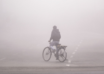 11 बजे भी घना कोहरा! ट्रैफिक जाम से खूब जूझे दफ्तर जाने वाले लोग
