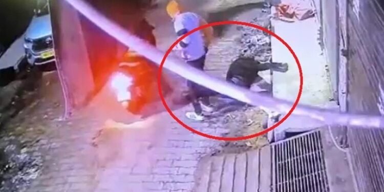 दिल्ली: सड़क पर गिरकर तड़पता रहा शख्स, मदद की बजाय फोन चुराकर भागे स्कूटी सवार- VIDEO