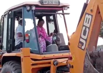 लेडी SDM ने अवैध कॉलोनी में खुद चलाया बुलडोजर, सख्त तेवर देख भू-माफिया में हड़कंप
