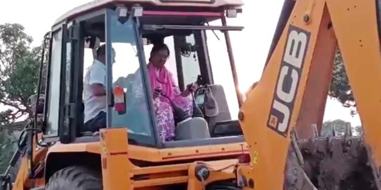 लेडी SDM ने अवैध कॉलोनी में खुद चलाया बुलडोजर, सख्त तेवर देख भू-माफिया में हड़कंप