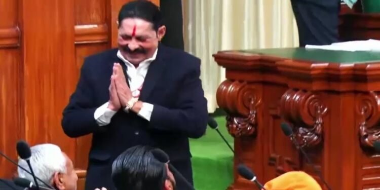 जेल से निकले बाहुबली अनंत सिंह, विधानसभा में छुए नीतीश कुमार के पैर- VIDEO