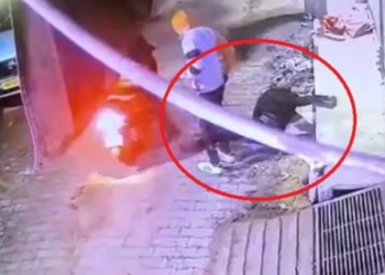 दिल्ली: तड़प रहे शख्स की मदद के बजाय चोरी किया उसका फोन… CCTV फुटेज से खुला राज