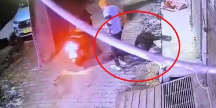 दिल्ली: तड़प रहे शख्स की मदद के बजाय चोरी किया उसका फोन… CCTV फुटेज से खुला राज