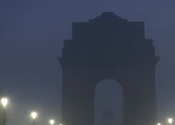 दिल्ली से लखनऊ तक कोहरे का कहर…. विजिबिलिटी 50 मीटर तक, AQI से सुबह-सुबह धुंध और स्मॉग की चादर