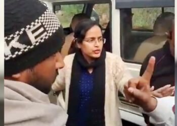 नायब तहसीलदार मैडम बोलीं- साइड हो जाओ… साइड हो जाओ…; ओलों से तंग किसानों का पलटवार- तो आप वापस जाओ