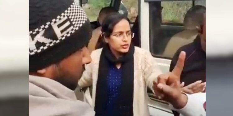 नायब तहसीलदार मैडम बोलीं- साइड हो जाओ… साइड हो जाओ…; ओलों से तंग किसानों का पलटवार- तो आप वापस जाओ