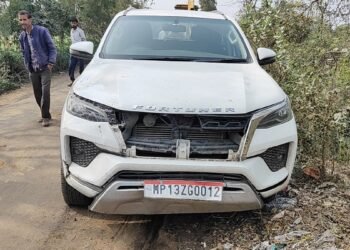 पुलिस की दबिश देख फॉर्च्यूनर छोड़ भागा माफिया, घर के अंदर बन रहा था ‘मौत का सामान’