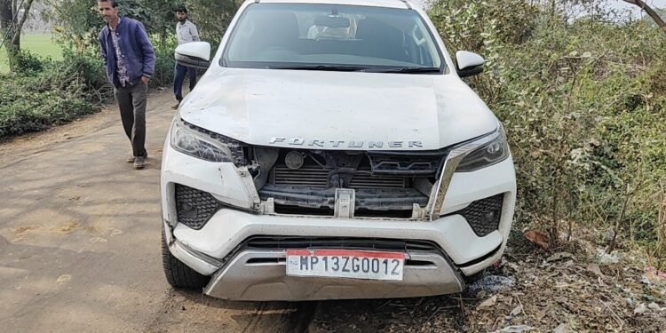 पुलिस की दबिश देख फॉर्च्यूनर छोड़ भागा माफिया, घर के अंदर बन रहा था ‘मौत का सामान’