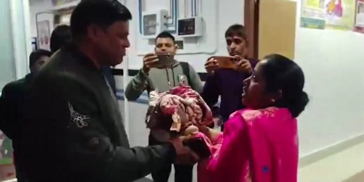 बिहार: नर्स बोली ऑपरेशन से बेटा हुआ है, नसबंदी कर दें, कुछ देर बाद कपड़े में लपेटकर स्वास्थ्य कर्मियों ने कही ये बात, मचा हंगामा