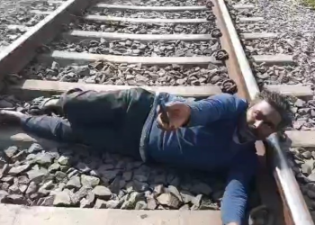 Video: ‘ट्रेन से कटूंगा’ रेलवे ट्रैक पर लेटकर पत्नी को किया वीडियो कॉल, फिर…