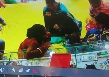 लॉकेट बेचने के बहाने आई, झुमका लेकर फरार… ज्वेलरी शॉप में महिला से ठगी, घटना CCTV में कैद