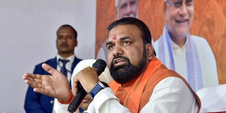 बिहार में अश्लीलता पर ‘हंटर’! सार्वजनिक जगहों पर अश्लील गाने बजाने पर होगी FIR