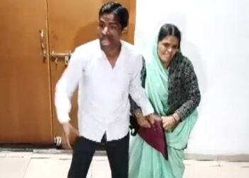 बेबस मां रोकती रही, तंग बेटा सुनाता रहा ‘सरकारी सिस्टम’ को खरी-खरी… कलेजा चीर देगी इस फरियादी की कराह
