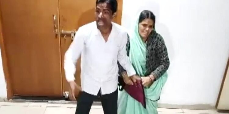 बेबस मां रोकती रही, तंग बेटा सुनाता रहा ‘सरकारी सिस्टम’ को खरी-खरी… कलेजा चीर देगी इस फरियादी की कराह
