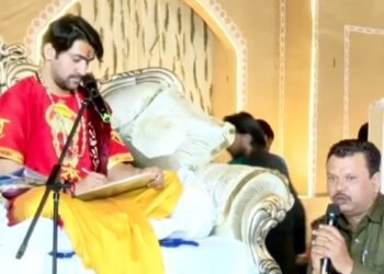 ‘हम तो ड्यूटी पर हैं, हमारी क्या सुनेंगे?, पुलिस ASI के ‘मन की बात’ जान गए धीरेंद्र शास्त्री, भीड़ से बुलाकर बताया बेटी का इलाज