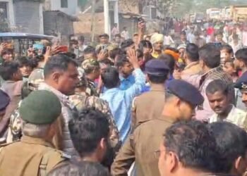 पुलिस वैन पर हमला, थानेदार पर मारपीट का आरोप… मुजफ्फरपुर में ग्रामीणों ने पुलिस को बनाया बंधक