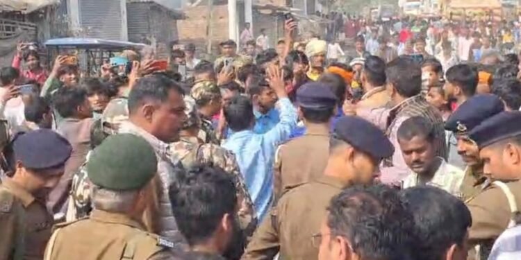 पुलिस वैन पर हमला, थानेदार पर मारपीट का आरोप… मुजफ्फरपुर में ग्रामीणों ने पुलिस को बनाया बंधक