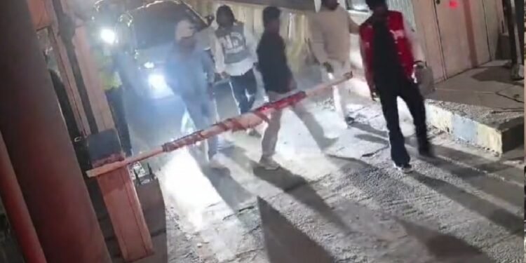 हरियाणा से गुंडागर्दी का वीडियो वायरल, टोल मांगने पर कर्मचारियों को दौड़ा-दौड़ा कर पीटा