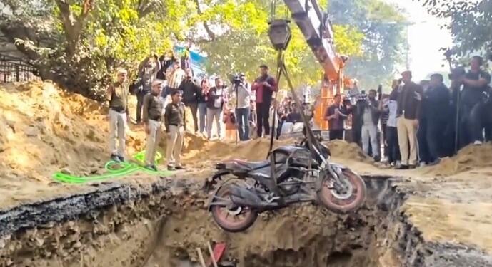 खुले गड्ढे में गिरकर युवक की मौत मामले में दिल्ली पुलिस का एक्शन, सब-कॉन्ट्रेक्टर गिरफ्तार
