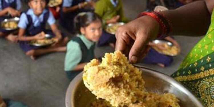 उल्टी, पेट दर्द, घबराहट और… मधेपुरा में मिड-डे-मील खाने से 70 से अधिक बच्चों की बिगड़ी तबीयत