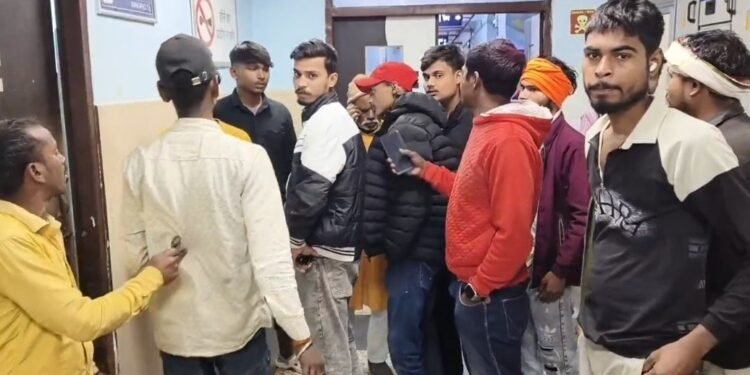ऑटो का बार-बार कट रहा था चालान, परेशान ड्राइवर ने पेट्रोल डालकर लगाई आग… गंभीर