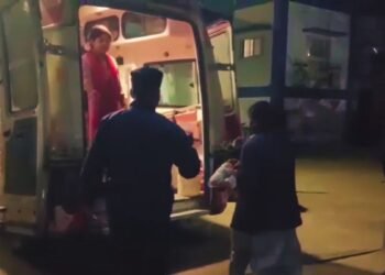 मां की गोद में बैठी थी ढाई साल की मासूम… हादसे ने सिर से उठा दिया माता-पिता का साया