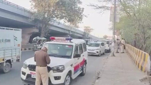 दिल्ली: पीरागढ़ी फ्लाईओवर पर खड़ी कार में मिलीं तीन लाशें, इलाके में दहशत