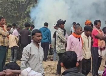 रेप पीड़िता बच्ची के शव का किया गया अंतिम संस्कार, हाथों में कैंडिल लेकर श्मशान घाट पहुंचे स्थानीय लोग