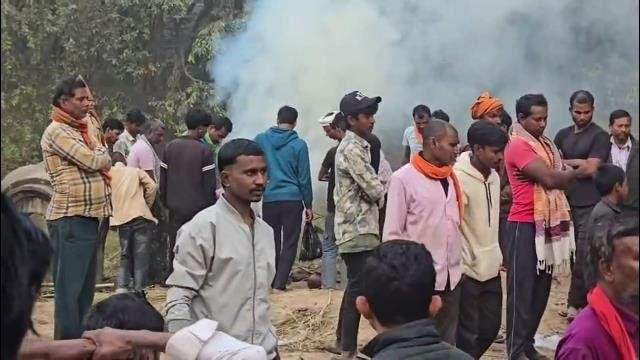 रेप पीड़िता बच्ची के शव का किया गया अंतिम संस्कार, हाथों में कैंडिल लेकर श्मशान घाट पहुंचे स्थानीय लोग