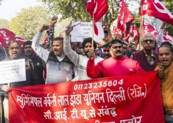 MP के डिफेंस संस्थानों में गूंजी हड़ताल: 25 हजार कर्मचारी एक घंटा देर से पहुंचे काम पर; सरकार को दी चेतावनी