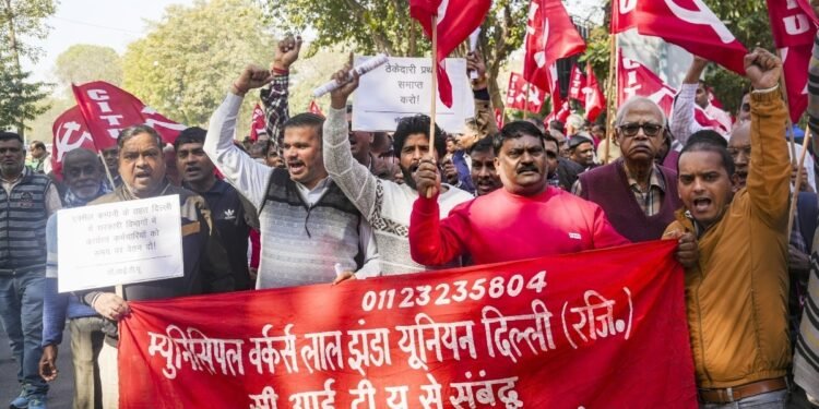 MP के डिफेंस संस्थानों में गूंजी हड़ताल: 25 हजार कर्मचारी एक घंटा देर से पहुंचे काम पर; सरकार को दी चेतावनी