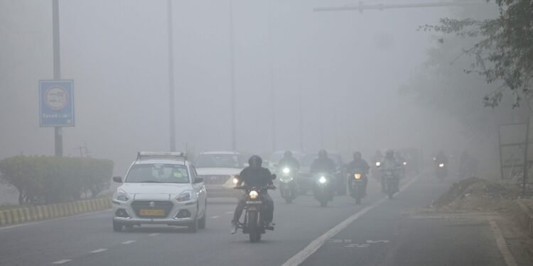 स्मॉग का असर जारी… दिल्ली में तापमान जाएगा नॉर्मल से ऊपर? जानें मौसम