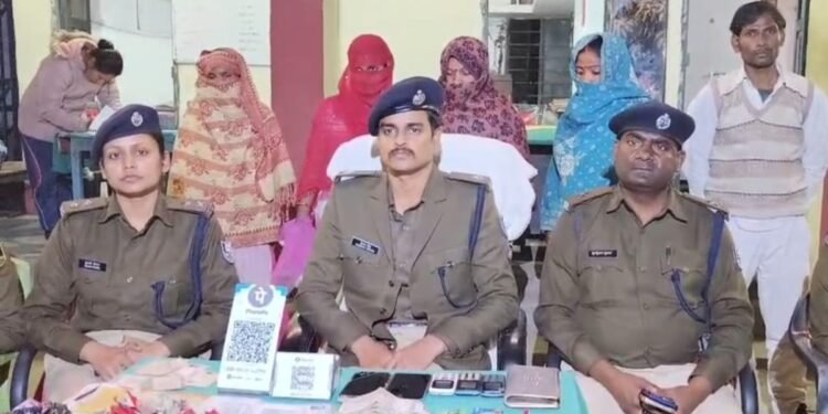 Bihar: मंदिर के पास झोपड़ी में चल रहा था गंदा खेल, 4 महिलाएं और दो दलाल गिरफ्तार