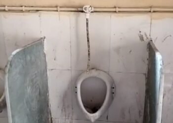 लड़कियों के टॉयलेट में लगा दिए लड़कों के यूरिनल्स, सरकारी स्कूल का अजीब नमूना वायरल
