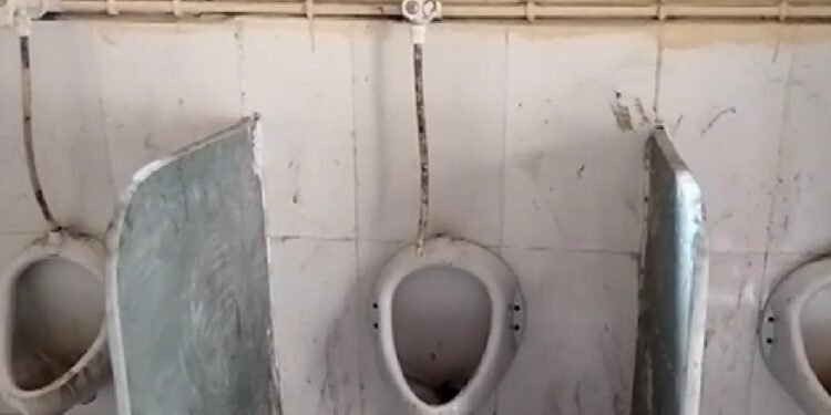 लड़कियों के टॉयलेट में लगा दिए लड़कों के यूरिनल्स, सरकारी स्कूल का अजीब नमूना वायरल